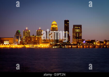 Louisville, Kentucky et l'Ohio River skyline at Dusk Banque D'Images