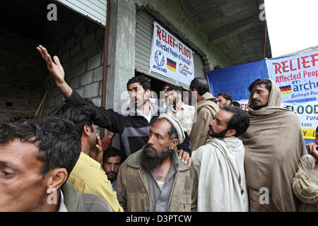 Madyan, le Pakistan, la distribution de vivres par le biais de la surface pour les victimes des inondations Banque D'Images