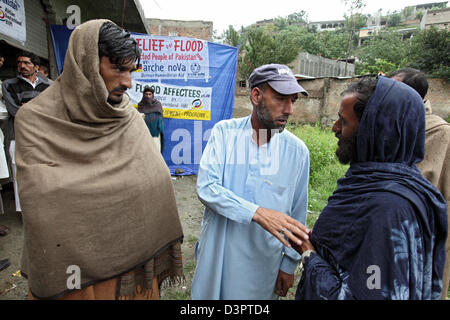 Madyan, le Pakistan, la distribution de vivres par le biais de la surface pour les victimes des inondations Banque D'Images