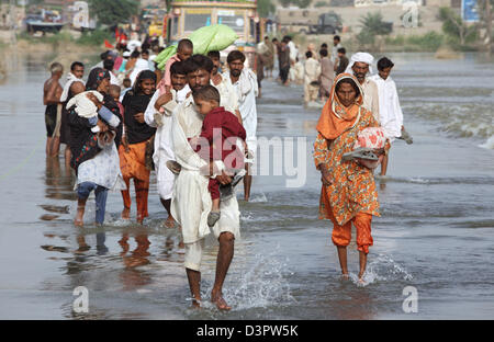 Muzaffargarh, Pakistan, patauger dans l'inondation des rues par Banque D'Images