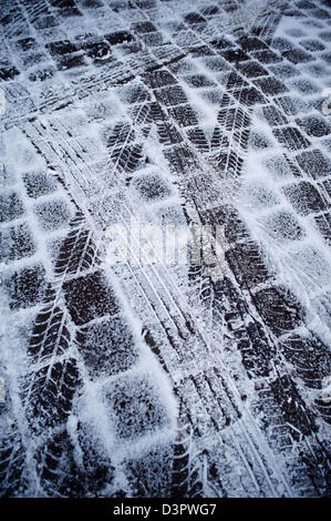 Hambourg, Allemagne, les traces de pneus dans la neige sur les pavés Banque D'Images