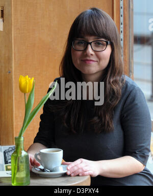 34 ans Giousouf Cemile est assis dans un café en Duesseldrof, Allemagne, 22 février 2013. Giousouf est de foi musulmane et est défini pour s'exécuter pour la CDU dans la prochaine élection du Bundestag pour membre du Bundestag. Dans le cas où elle doit réussir, Giousouf seraient les premiers membres de la CDU du Bundestag avec un arrière-plan de migration. Photo : Horst Ossinger Banque D'Images