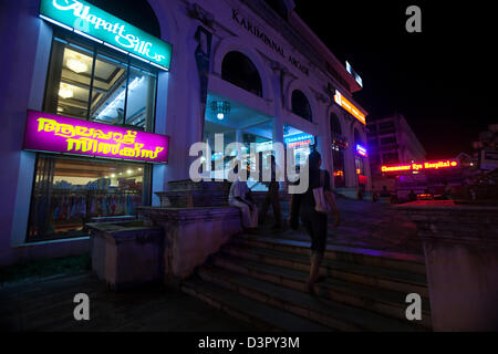 Les gens à l'extérieur d'un magasin, Karimpanal Arcade, Thiruvananthapuram, Kerala, Inde Banque D'Images