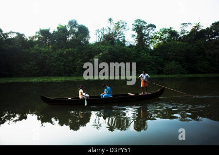 Les touristes dans un canot, Kerala Backwaters, Alappuzha District, Kerala, Inde Banque D'Images