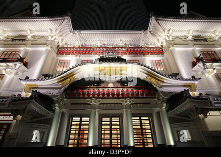 Tokyo, Japon. 22 février 2013. Le nouveau théâtre Kabukiza est allumé dans le quartier de Ginza le vendredi 22 février 2013. Le principal théâtre de Kabuki traditionnel va rouvrir officiellement le 2 avril après trois ans de rénovation. (Photo de Yusuke Nakanishi/AFLO/Alamy Live News) -ty- Banque D'Images