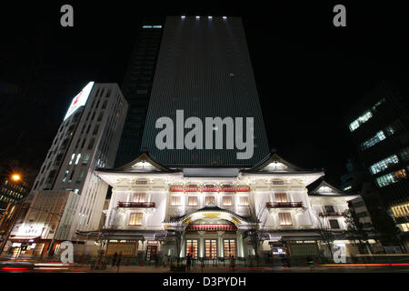 Tokyo, Japon. 22 février 2013. Le nouveau théâtre Kabukiza est allumé dans le quartier de Ginza le vendredi 22 février 2013. Le principal théâtre de Kabuki traditionnel va rouvrir officiellement le 2 avril après trois ans de rénovation. (Photo de Yusuke Nakanishi/AFLO/Alamy Live News) -ty- Banque D'Images