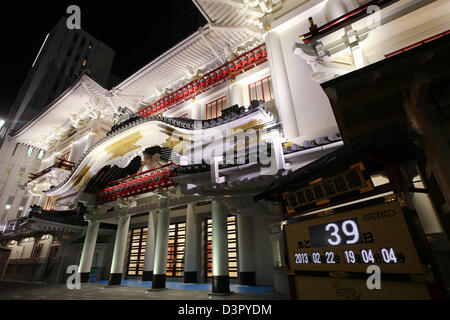 Tokyo, Japon. 22 février 2013. Le nouveau théâtre Kabukiza est allumé dans le quartier de Ginza le vendredi 22 février 2013. Le principal théâtre de Kabuki traditionnel va rouvrir officiellement le 2 avril après trois ans de rénovation. (Photo de Yusuke Nakanishi/AFLO/Alamy Live News) -ty- Banque D'Images