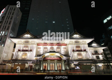 Tokyo, Japon. 22 février 2013. Le nouveau théâtre Kabukiza est allumé dans le quartier de Ginza le vendredi 22 février 2013. Le principal théâtre de Kabuki traditionnel va rouvrir officiellement le 2 avril après trois ans de rénovation. (Photo de Yusuke Nakanishi/AFLO/Alamy Live News) -ty- Banque D'Images