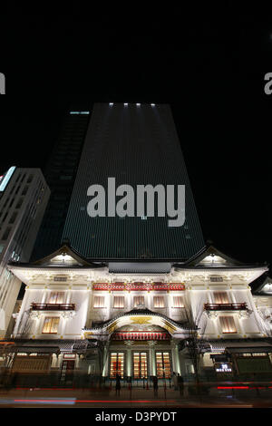 Tokyo, Japon. 22 février 2013. Le nouveau théâtre Kabukiza est allumé dans le quartier de Ginza le vendredi 22 février 2013. Le principal théâtre de Kabuki traditionnel va rouvrir officiellement le 2 avril après trois ans de rénovation. (Photo de Yusuke Nakanishi/AFLO/Alamy Live News) -ty- Banque D'Images