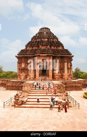 Les touristes dans un temple, Temple du Soleil de Konark, Puri, Orissa, Inde Banque D'Images