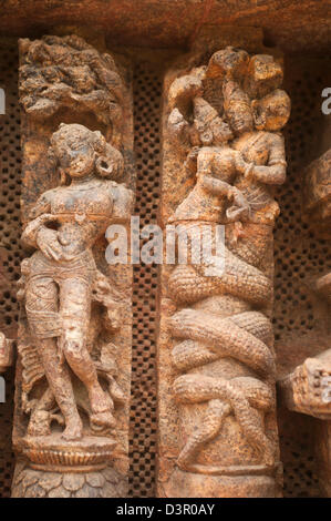 Les détails de la sculpture de statues dans un temple, Temple du Soleil de Konark, Puri, Orissa, Inde Banque D'Images