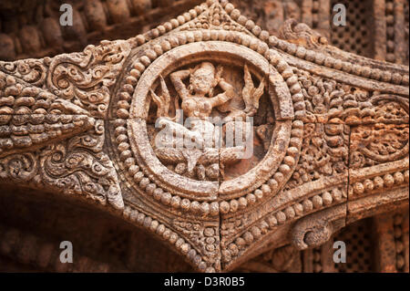 Les détails de la sculpture de statues dans un temple, Temple du Soleil de Konark, Puri, Orissa, Inde Banque D'Images