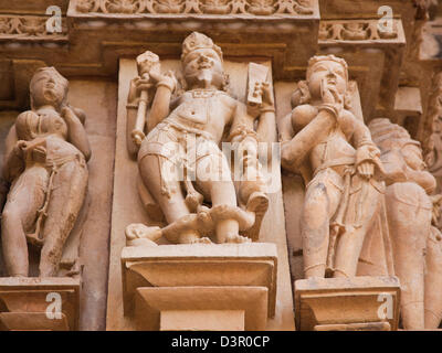 Les détails des statues dans un temple, Khajuraho, District Chhatarpur, Madhya Pradesh, Inde Banque D'Images