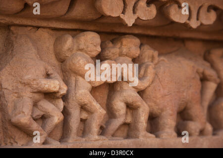 Les détails des statues dans un temple, Khajuraho, District Chhatarpur, Madhya Pradesh, Inde Banque D'Images