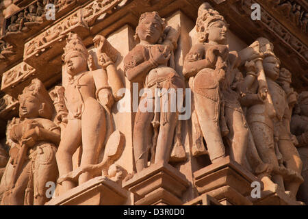 Les détails des statues dans un temple, Khajuraho, District Chhatarpur, Madhya Pradesh, Inde Banque D'Images