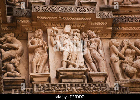 Les détails des statues dans un temple, Khajuraho, District Chhatarpur, Madhya Pradesh, Inde Banque D'Images