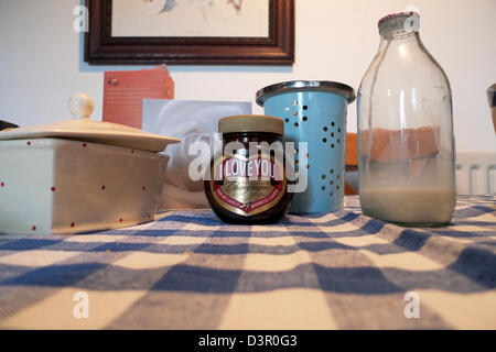 Je vous aime d'Édition Limitée Champagne Marmite pour les amateurs de marmite sur une table de petit déjeuner Saint-valentin Angleterre KATHY DEWITT Banque D'Images