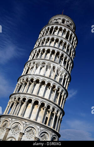 La Tour Penchée de Pise est l'une des attractions les plus emblématiques en Italie Banque D'Images