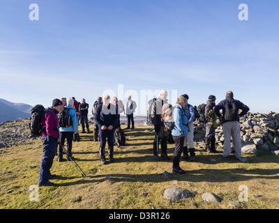 Groupe de randonneurs sur le dessus de Moel Faban en montagnes de Snowdonia National Park au-dessus de Bethesda, Gwynedd, au nord du Pays de Galles, Royaume-Uni, Angleterre Banque D'Images