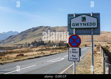 Limites du comté de Gwynedd et prolongement dégagé aucun signe d'arrêt par route à travers Nant-y-Gwryd, Conwy, Snowdonia dans le Nord du Pays de Galles, Royaume-Uni, Angleterre Banque D'Images