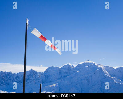 Manche à air par un jour de vent sur les grandes Platieres dans Le Grand Massif avec vue sur un Mont Blanc dans les Alpes de France Banque D'Images