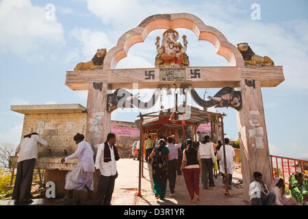 Pèlerins dans un temple, Temple de Chandi, Haridwar, Uttarakhand, Inde Banque D'Images