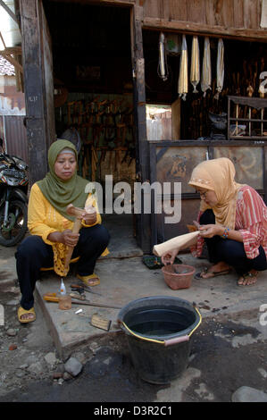 Femme kris bouilloire, Hj Mariana (à gauche) et Amah (droite) dans les gaines de kris kris outillage BETEK Setono marché, Yogyakarta, Java Est. Banque D'Images
