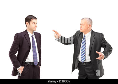 Angry Man dans un costume avec un doigt pointant vers un jeune homme en costume isolé sur fond blanc Banque D'Images