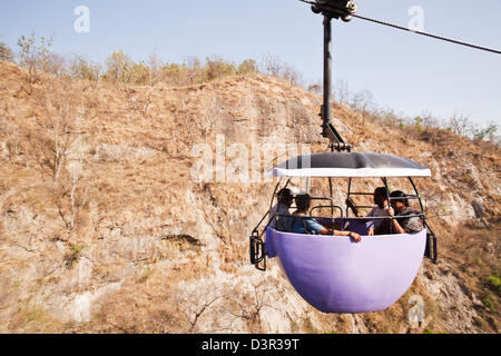 Les touristes en voiture de câble vers Chandi Devi Temple, Haridwar, Uttarakhand, Inde Banque D'Images