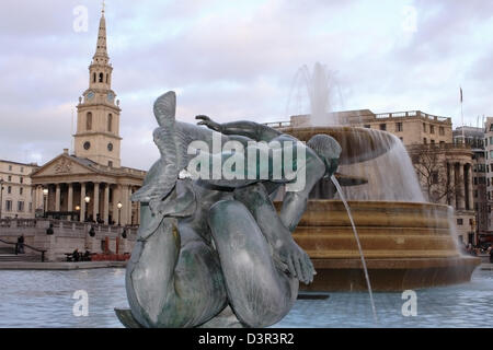 Partie d'une sculpture de l'eau et de la fontaine, à Trafalgar Square avec St Martin in the Fields church dans la distance Banque D'Images