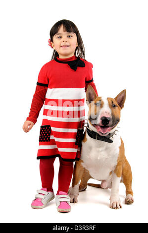 Cute young girl posing avec son Bull Terrier Banque D'Images