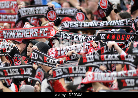 Sydney, Australie. 23 février 2013. Wanderers fans en action au cours de la Hyundai une ligue match entre l'ouest de Sydney et Perth Glory FC de la Parramatta Stadium. Westerm Sydney a gagné le match 1-0. Credit : Action Plus de Sports / Alamy Live News Banque D'Images