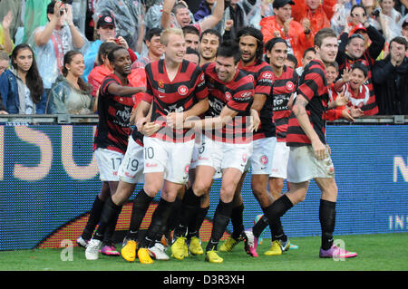 Sydney, Australie. 23 février 2013. Wanderers célébrer avec buteur Aaron Mooy pendant la ligue un Hyundai match entre l'ouest de Sydney et Perth Glory FC de la Parramatta Stadium. Westerm Sydney a gagné le match 1-0. Credit : Action Plus de Sports / Alamy Live News Banque D'Images