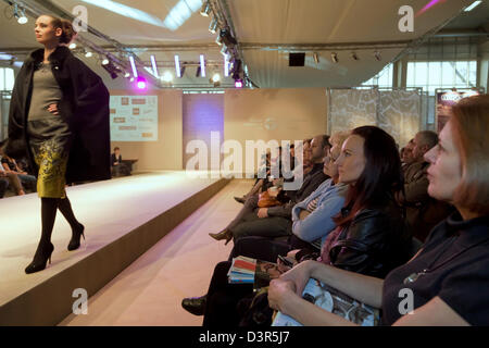 Poznan, Pologne, le modèle sur le podium Targi Mody Poznan Fashion Fair Banque D'Images