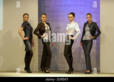 Poznan, Pologne, modèles juste sur les podiums de Targi Mody Poznan Fashion Banque D'Images