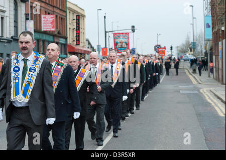 Belfast, Royaume-Uni. 23 février 2013. En commémoration de James Cummings & Fred Starrett, membres de l'Ulster Defence Regiment, personnes mars dans le centre de Belfast aujourd'hui. Les deux hommes ont été déployées pour protéger le site de construction qui allait devenir le centre commercial de CastleCourt dans le centre de Belfast. Du 09 au 24 mai 1988, les deux hommes ont été tués par une bombe de l'IRA dans l'Avenue Royale. Credit : Lee Thomas / Alamy Live News Banque D'Images