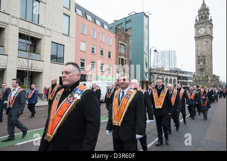 Belfast, Royaume-Uni. 23 février 2013. En commémoration de James Cummings & Fred Starrett, membres de l'Ulster Defence Regiment, personnes mars dans le centre de Belfast aujourd'hui. Les deux hommes ont été déployées pour protéger le site de construction qui allait devenir le centre commercial de CastleCourt dans le centre de Belfast. Du 09 au 24 mai 1988, les deux hommes ont été tués par une bombe de l'IRA dans l'Avenue Royale. Credit : Lee Thomas / Alamy Live News Banque D'Images