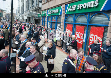 Belfast, Royaume-Uni. 23 février 2013. En commémoration de James Cummings & Fred Starrett, membres de l'Ulster Defence Regiment, personnes mars dans le centre de Belfast aujourd'hui. Les deux hommes ont été déployées pour protéger le site de construction qui allait devenir le centre commercial de CastleCourt dans le centre de Belfast. Du 09 au 24 mai 1988, les deux hommes ont été tués par une bombe de l'IRA dans l'Avenue Royale. Credit : Lee Thomas / Alamy Live News Banque D'Images