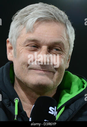 Freiburg, Allemagne. 22 février 2013. L'entraîneur-chef de Francfort Armin Veh, donne une interview avant le match de football de la Bundesliga entre Fribourg et de l'Eintracht Francfort à Mage Stade solaire à Freiburg, Allemagne, 22 février 2013. Photo : Patrick Seeger/dpa/Alamy Live News Banque D'Images