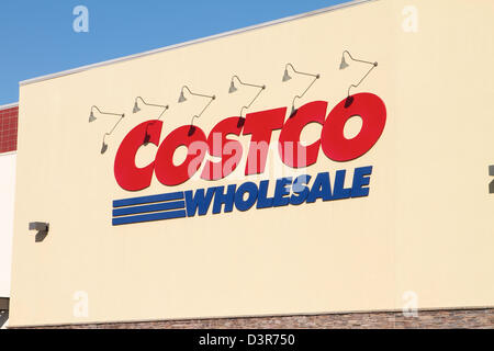 Un Costco Wholesale Club shopping signe sur un magasin à Tustin en Californie Banque D'Images