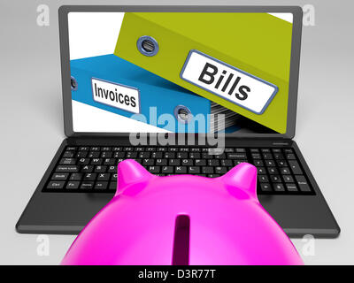 Des factures et des fichiers sur ordinateur portable Finances montre ou paiements Banque D'Images