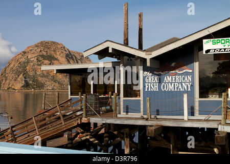 Le restaurant Great American Fish Company dans le secteur riverain de Morro Bay en Californie avec Morro Rock dans l'arrière-plan Banque D'Images