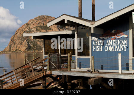 Le restaurant Great American Fish Company dans le secteur riverain de Morro Bay en Californie avec Morro Rock dans l'arrière-plan Banque D'Images