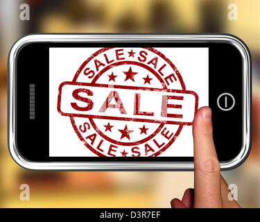 Vente Le smartphone affiche des réductions de prix ou des promotions Banque D'Images