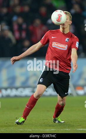 Freiburg, Allemagne. 22 février 2013. Fribourg Matthias Ginter reçoit le ballon au cours de la Bundesliga match de foot entre Fribourg et de l'Eintracht Francfort à Mage Stade solaire à Freiburg, Allemagne, 22 février 2013. Photo : Patrick Seeger/dpa/Alamy Live News Banque D'Images