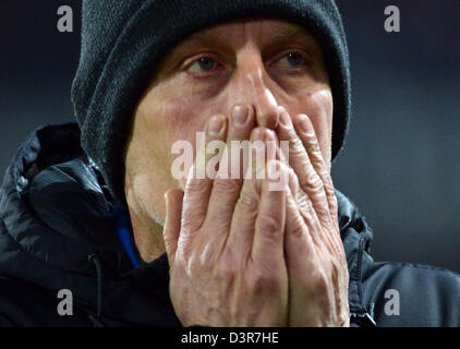 Freiburg, Allemagne. 22 février 2013. L'entraîneur-chef de Fribourg Christian Streich réagit à une notation objectif manqué occasion pendant le match de football de la Bundesliga entre Fribourg et de l'Eintracht Francfort à Mage Stade solaire à Freiburg, Allemagne, 22 février 2013. Photo : Patrick Seeger/dpa/Alamy Live News Banque D'Images