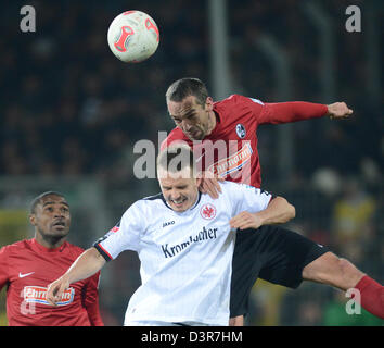 Freiburg, Allemagne. 22 février 2013. Krmas Fribourg est Pavel (R) convoite la la balle avec l'Alexander Meier (C) au cours de la Bundesliga match de foot entre Fribourg et l'Eintracht Francfort au MAGE SOLAR Stadium à Freiburg, Allemagne, 22 février 2013. Photo : Patrick Seeger/dpa/Alamy Live News Banque D'Images