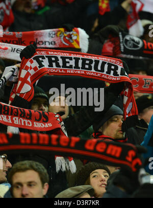 Freiburg, Allemagne. 22 février 2013. Fans de SC Freiburg tenir leurs foulards avant le match de football de la Bundesliga entre Fribourg et de l'Eintracht Francfort à Mage Stade solaire à Freiburg, Allemagne, 22 février 2013. Photo : Patrick Seeger/dpa/Alamy Live News Banque D'Images