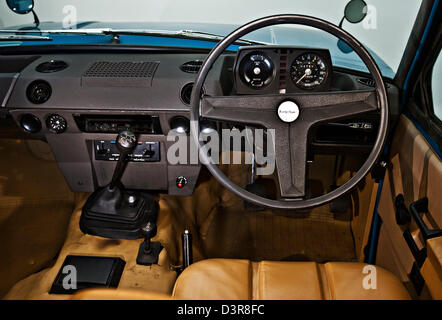 Siège du conducteur et volant de début vintage British Land Rover, Range Rover Banque D'Images