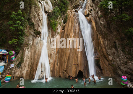 Les touristes s'amuser dans la cascade de Kempty, Mussoorie, Uttarakhand, Inde Banque D'Images